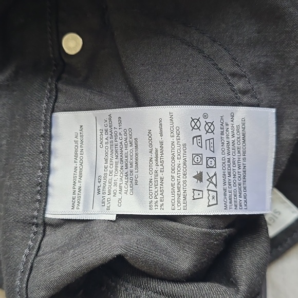 Levi's Signature High Rise Shorts - Picture 7 of 7